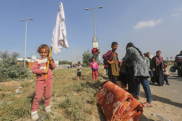 Gazze’nin kuzeyinde yaşayan siviller ellerindeki beyaz bayraklarla güvenli bölgelere gitmeye çalışıyor. Fotoğraf: Reuters